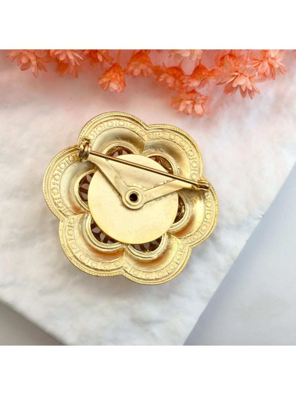 Black Cameo Accented Gold Scalloped Setting Vintage Costume Brooch | Lapel Pin - Picture 4 of 10